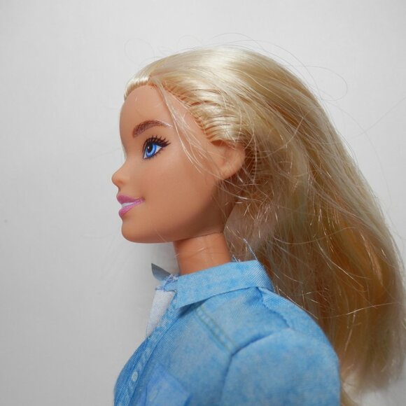 2018 Barbie Travel Themed Doll With Pink Suitcase Backpack Neck Pillow FWV25 - Picture 3 of 11